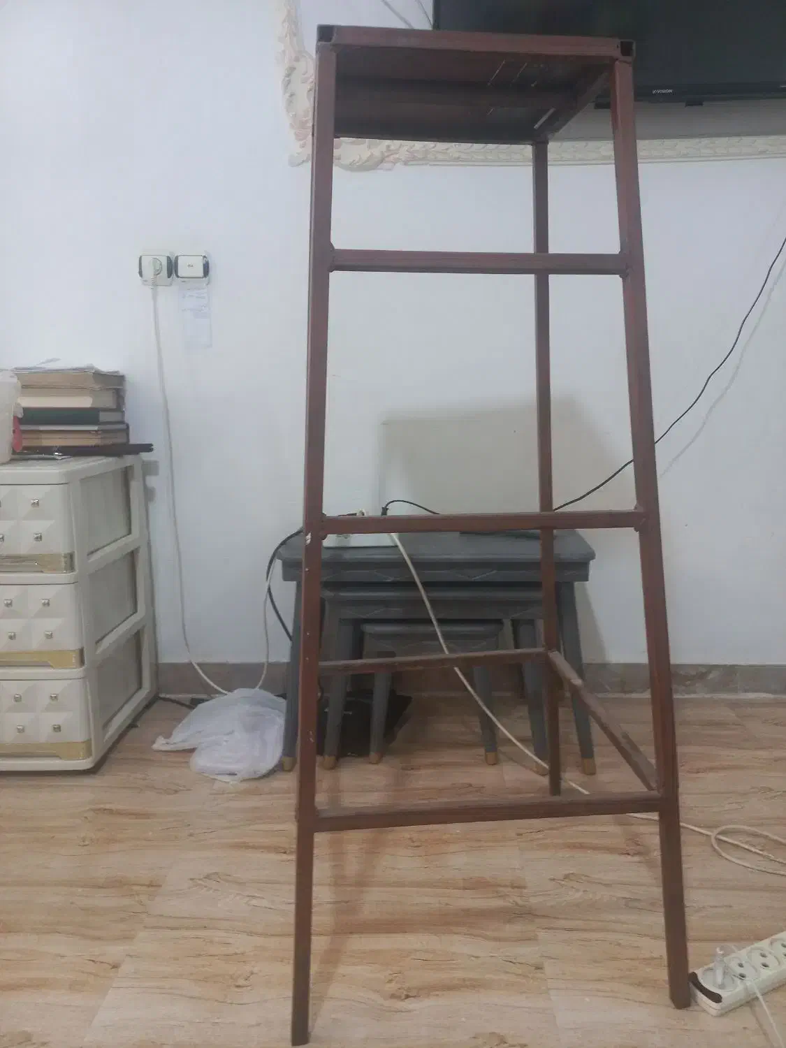 چهار پایه|صندلی و نیمکت|نیشابور, دارایی|دیوار