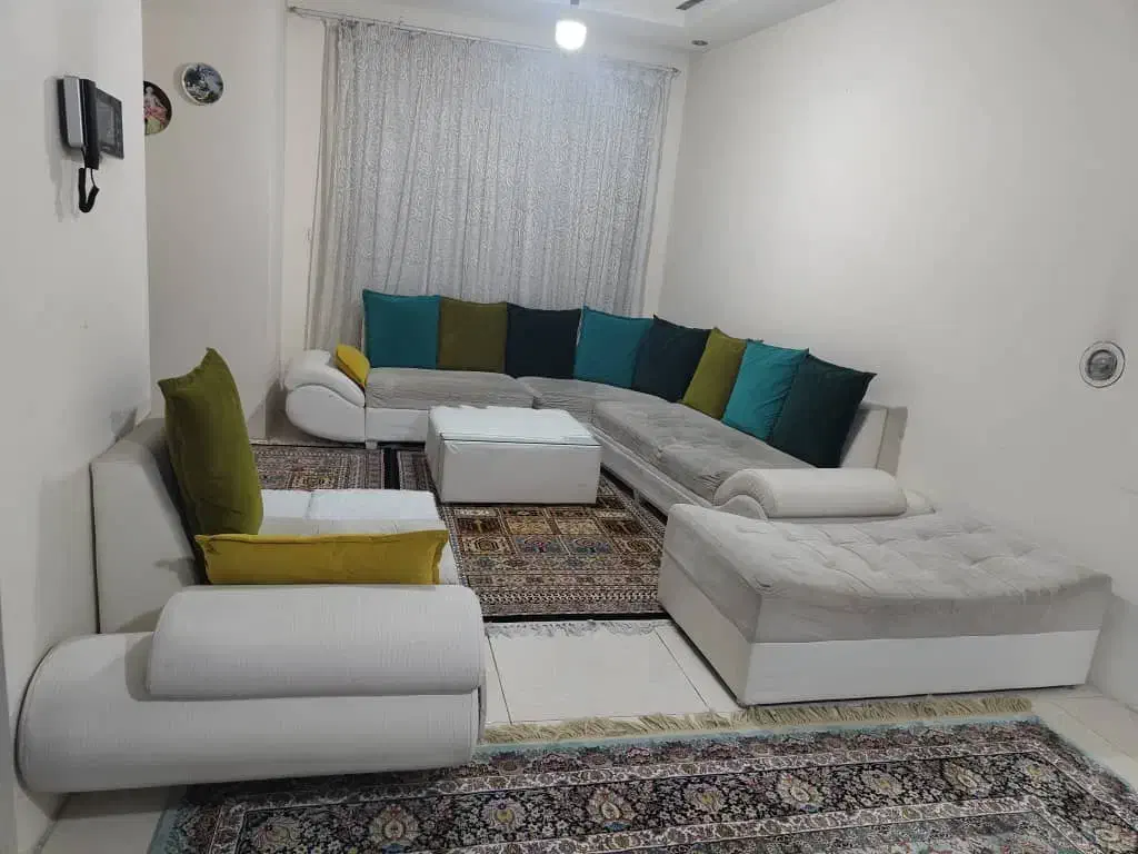 مبل ال سفید وسالم با کوسن های رنگارنگ|مبلمان خانگی و میز عسلی|شیراز, فخرآباد (دروازه کازرون)|دیوار