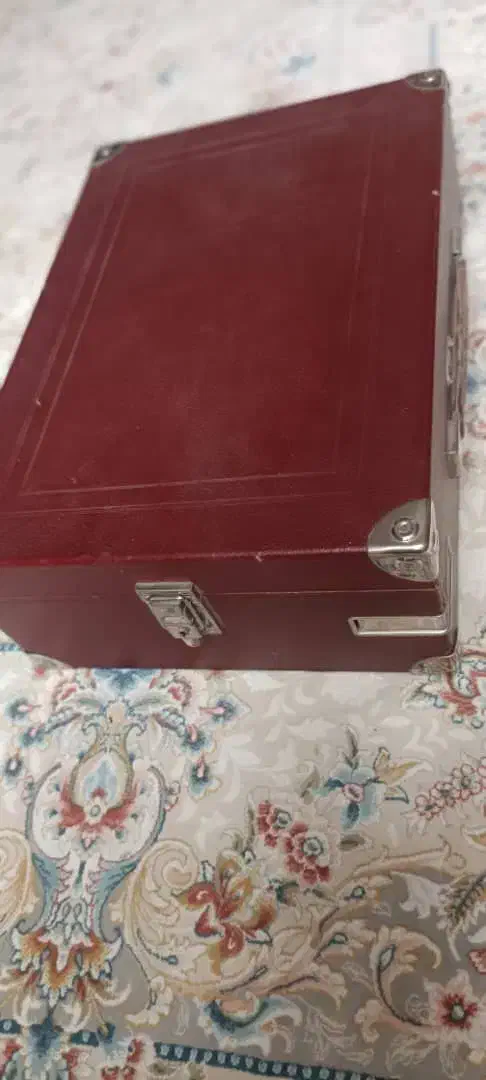 عرضه مجموعهای نفیس و موزهای. گرامافون انگلستان|کلکسیون اشیاء عتیقه|شیراز, بعثت|دیوار