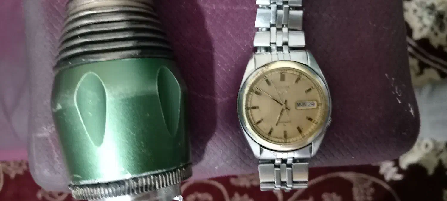 چراغ قوه و ساعت|ساعت|نیشابور, عدالت|دیوار