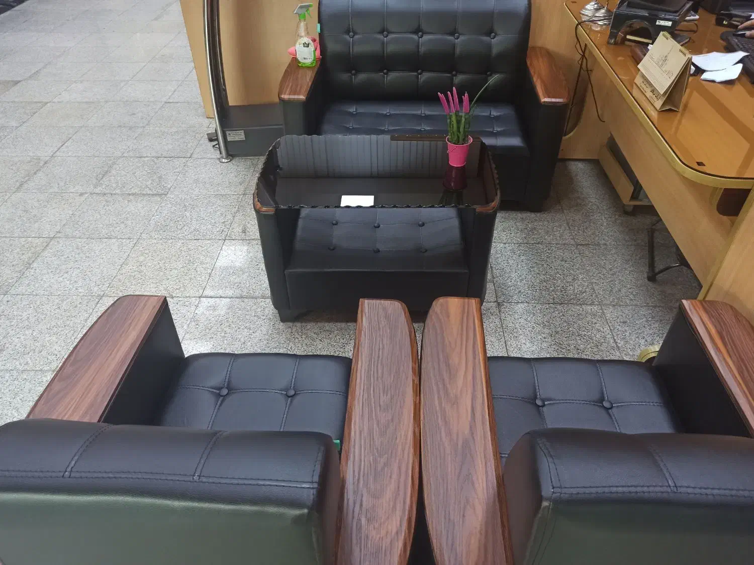 جلومبلی چرمی...چوبی وکیومی اداری|مبلمان اداری|اهواز, بیست متری شهدا|دیوار