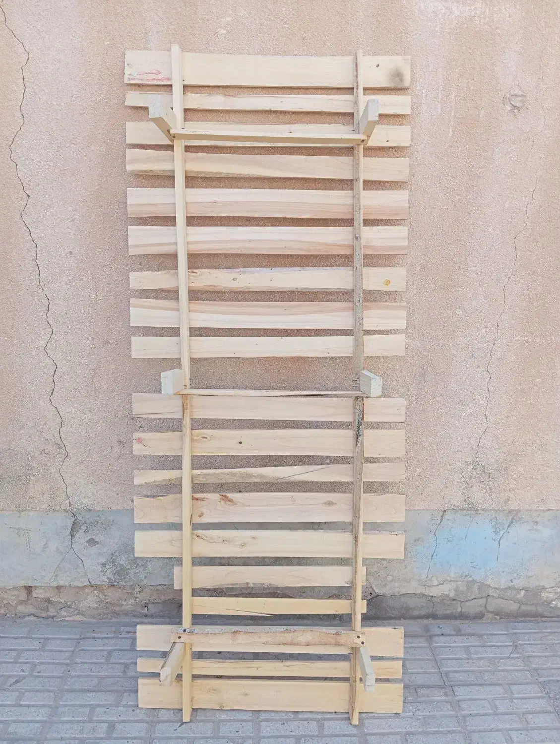 تخت چوبی ، قفسه فلزی ، سینک ظرفشویی|تخت و سرویس خواب|گناباد, |دیوار