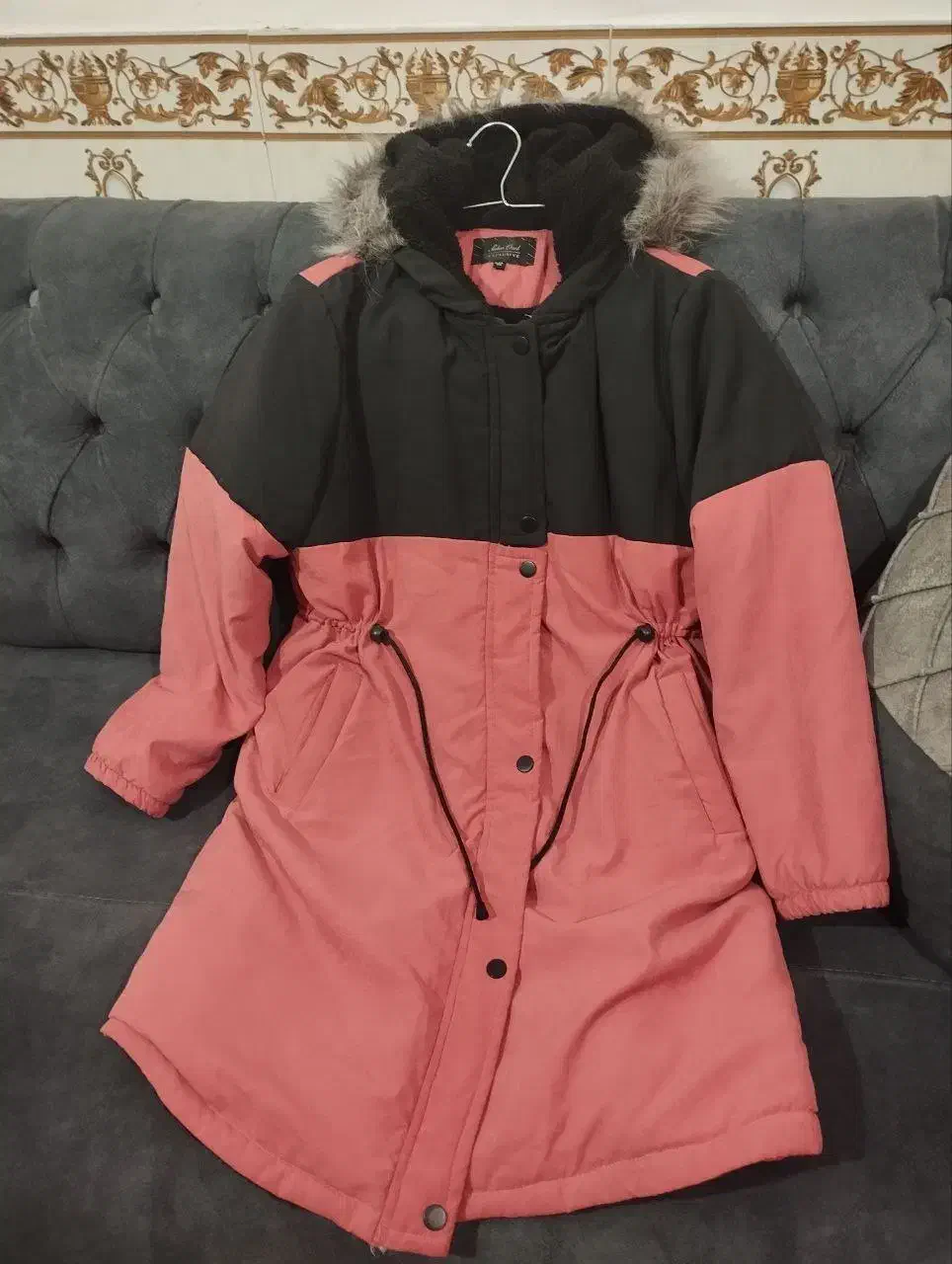 کاپشن|لباس|قلعه شاهین, |دیوار