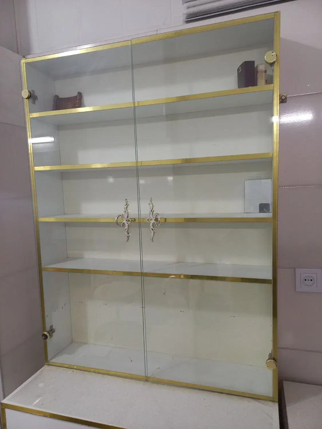 وسایل آرایشگاه(میزوصندلی)|آرایشگاه و سالن‌های زیبایی|بابلسر, |دیوار