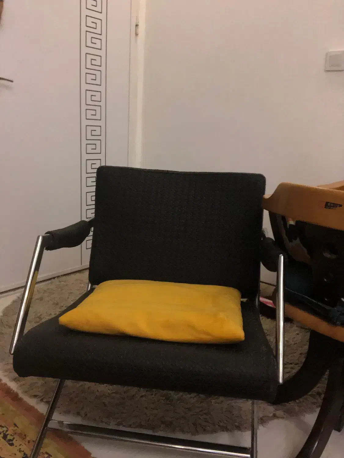 صندلی تکی  تمام چرم حصیری مشکی پایه استیل در حد نو|صندلی و نیمکت|کیش, |دیوار