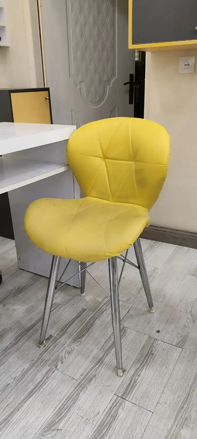 میزناخن، تخت سالنی، میز اصلاح و میکاپ و صندلی|آرایشگاه و سالنهای زیبایی|لاهیجان, طالقانی|دیوار