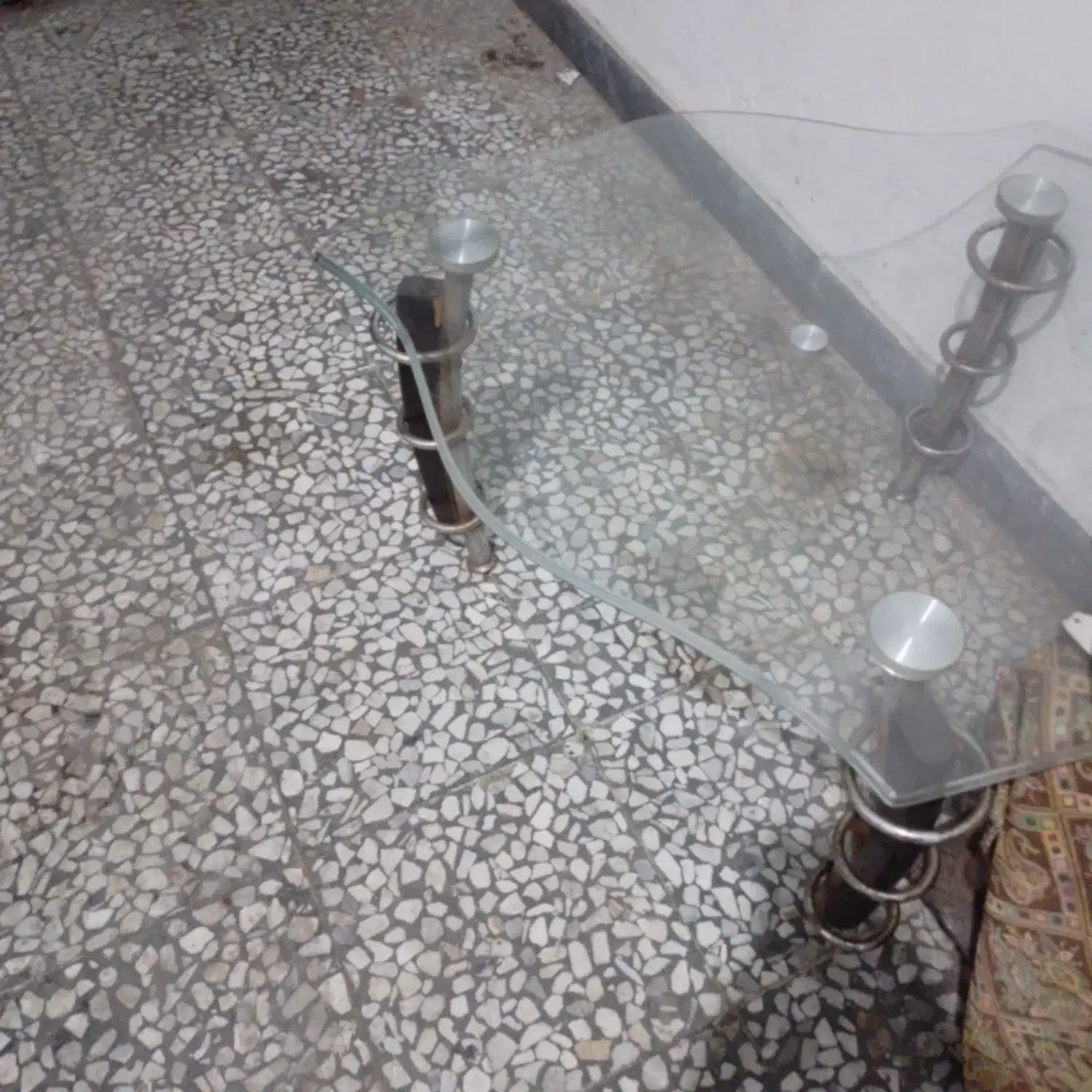 میزجلومبلی شیشه ای پایه فلزی|مبلمان خانگی و میز عسلی|لنگرود, |دیوار