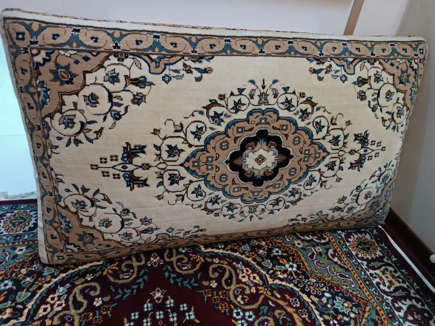 پشتی|پشتی|اصفهان, باغ فدک|دیوار