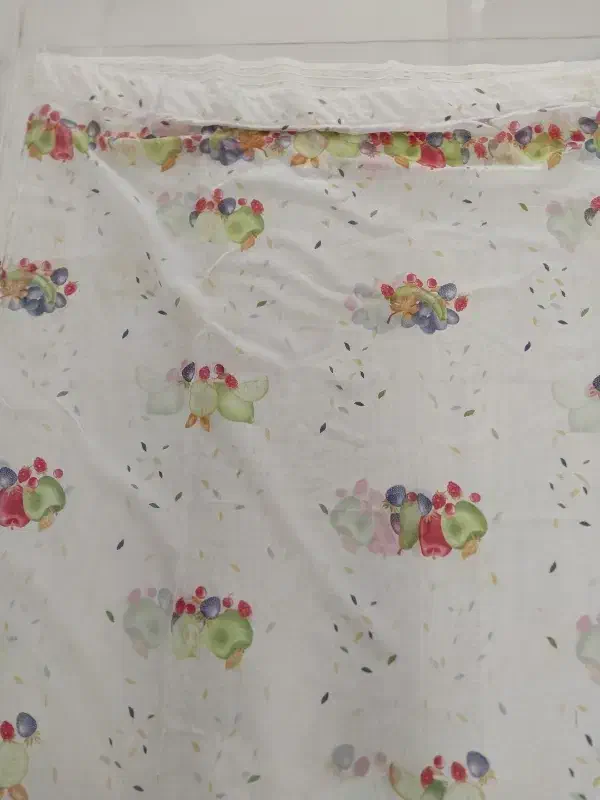 رومیزی فروشی و دوتا پرده حریر|پرده، رانر، رومیزی|اردکان, |دیوار