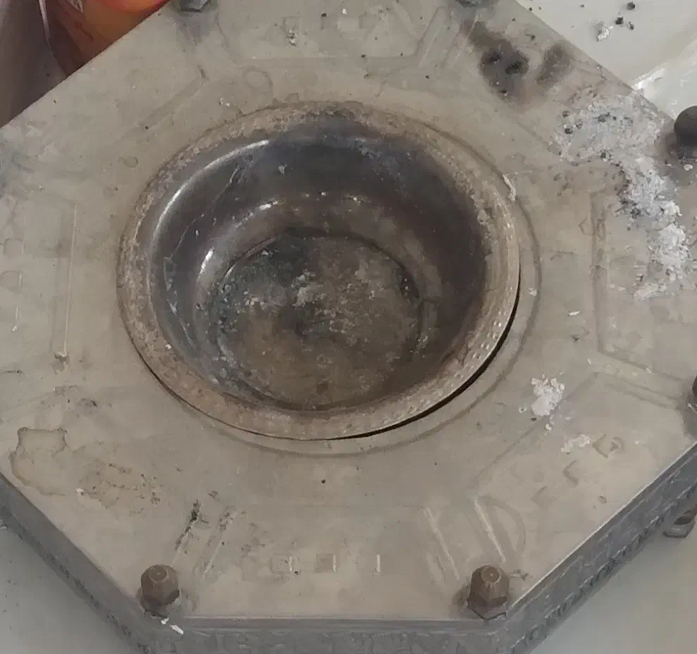 منقل کرسی|کلکسیون اشیاء عتیقه|لردگان, |دیوار