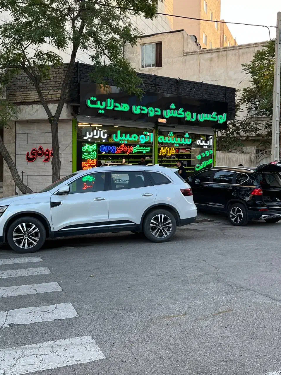 شیشه دودی ضدخش سیاروثابت داخل مغازه بدون گردوغبار|خدمات موتور و ماشین|مشهد, زیبا شهر|دیوار
