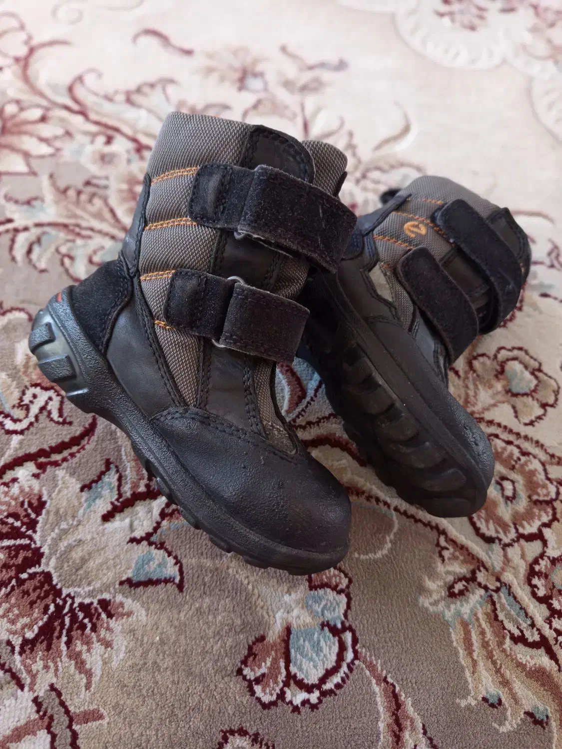 بوت کودک|کیف، کفش، کمربند|صحنه, |دیوار