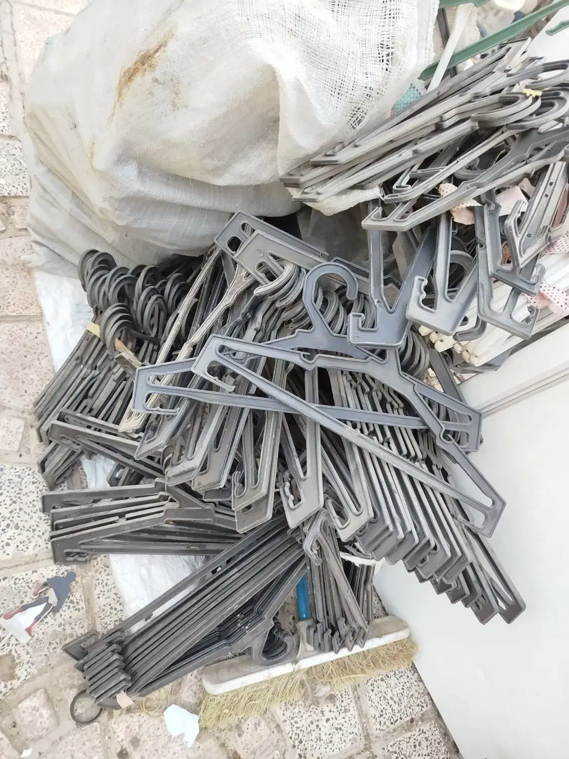 چوب لباسی یا آویز لباس|بندرخت و رخت‌آویز|شهریار, دهشاد پائین|دیوار