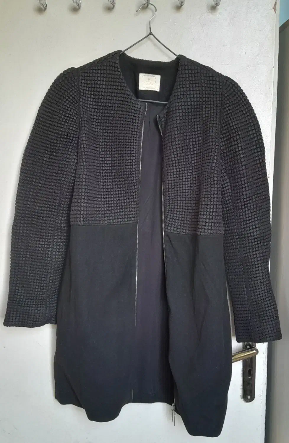 تعدادی لباس در حد نو|لباس|نیشابور, بزرگمهر|دیوار