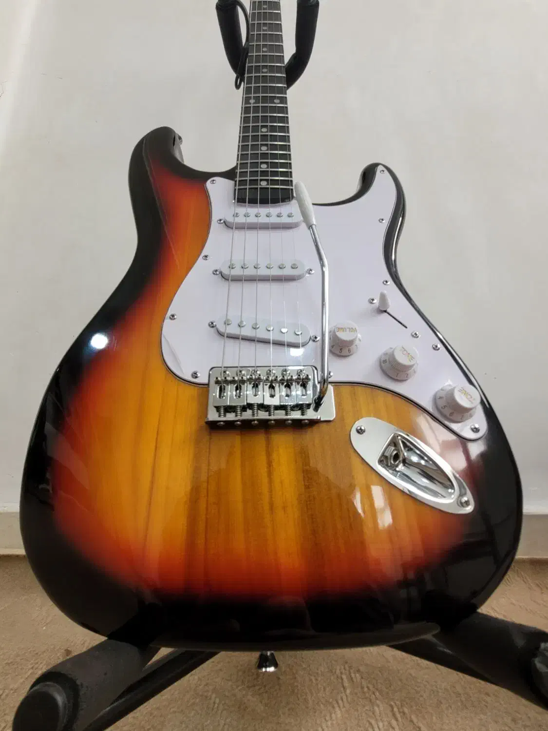 گیتار الکتریک Astonvilla|گیتار، بیس، امپلیفایر|تبریز, |دیوار