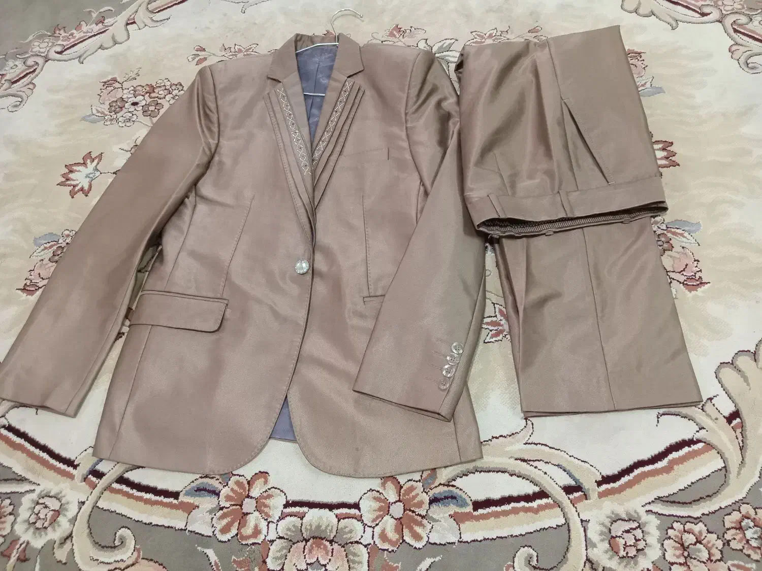 کت وشلوار|لباس|رباط‌کریم, رباط‌کریم|دیوار