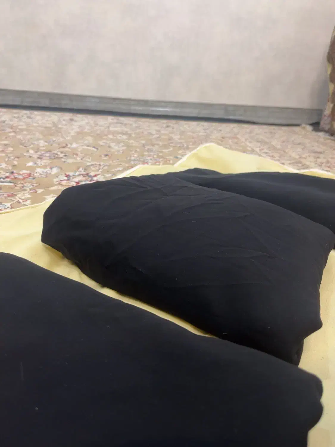سه قواره چادرمشکی نو|لباس|شاهین‌شهر, اقبال لاهوری|دیوار