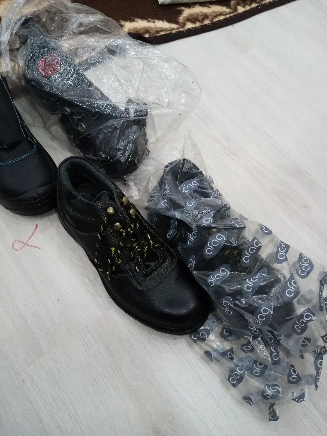 کفش ایمنی|کیف، کفش، کمربند|سهند, |دیوار