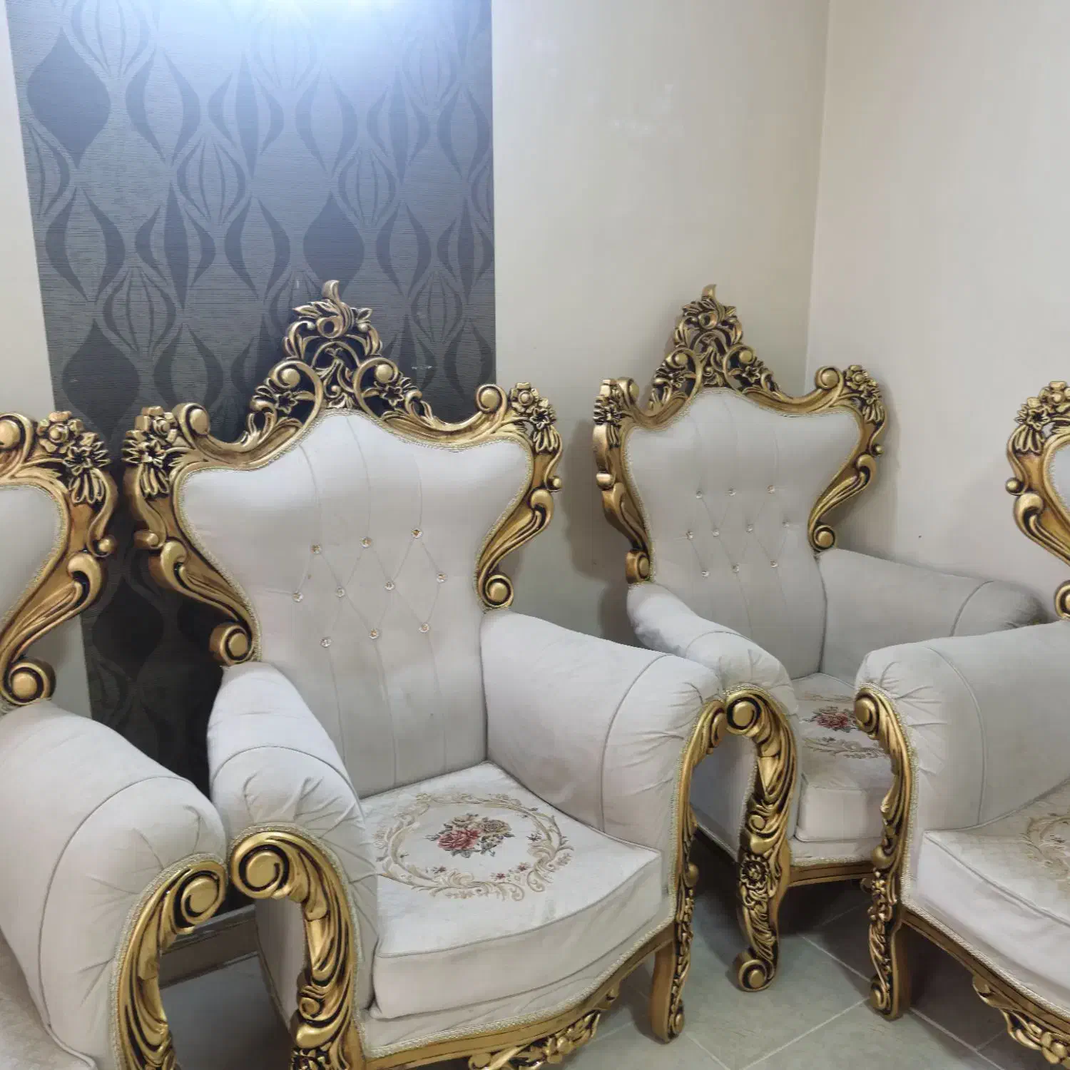 مبل استیل نه نفره به همرا میز چوبی سه تیکه|مبلمان خانگی و میز عسلی|مشهد, حسین‌آباد|دیوار