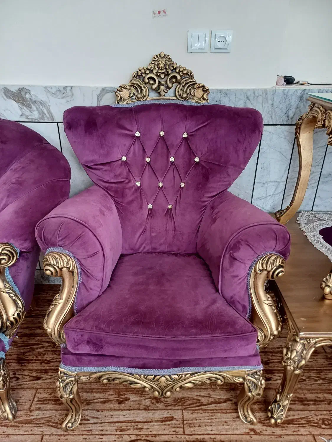 مبل کار کرده نو ۸نفره با ویترین سالم جنس چوب|مبلمان خانگی و میز عسلی|خمینی‌شهر, |دیوار