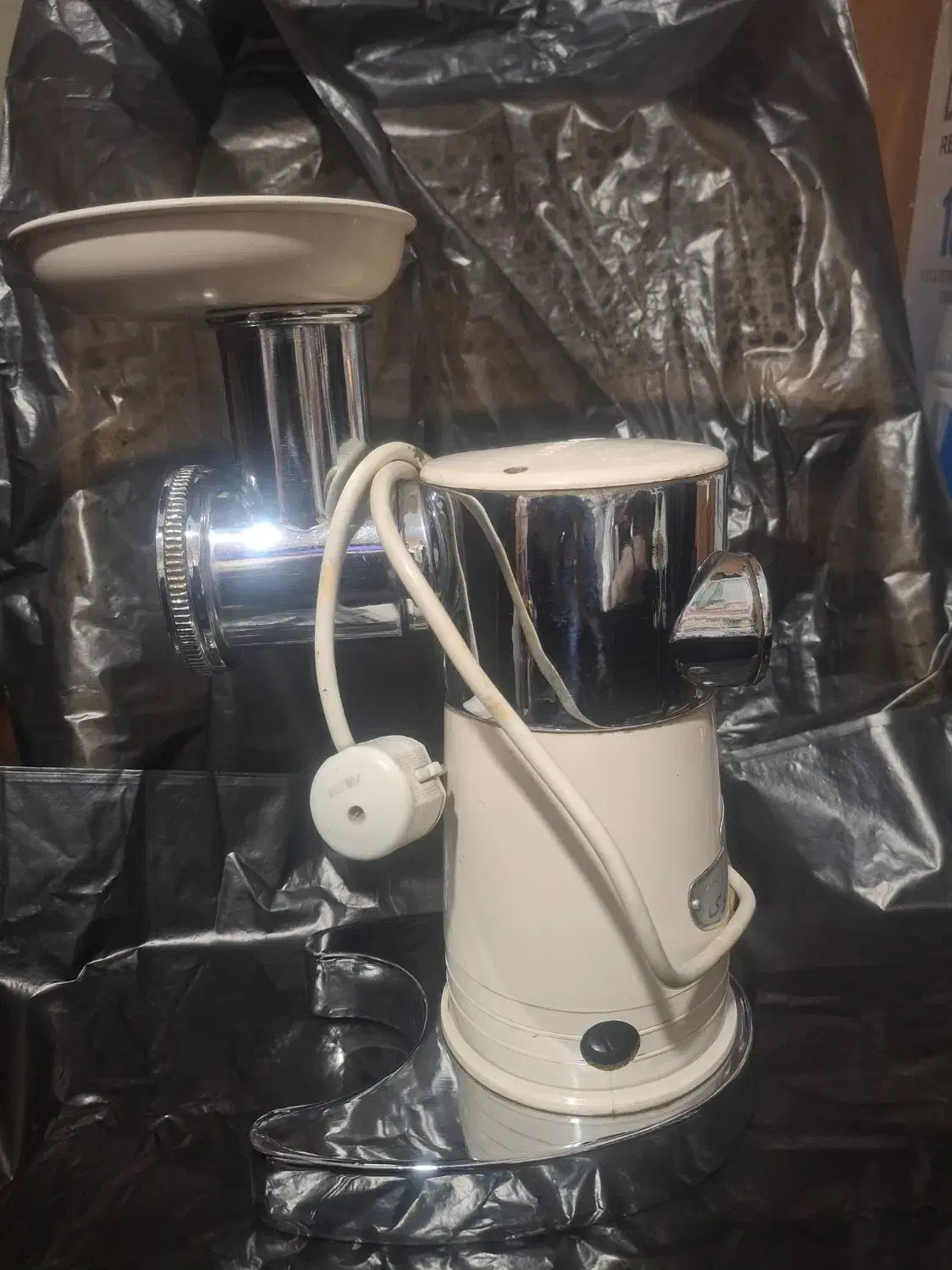 چرخ گوشت قدیمی وآنتیک|کلکسیون اشیاء عتیقه|کرمان, |دیوار