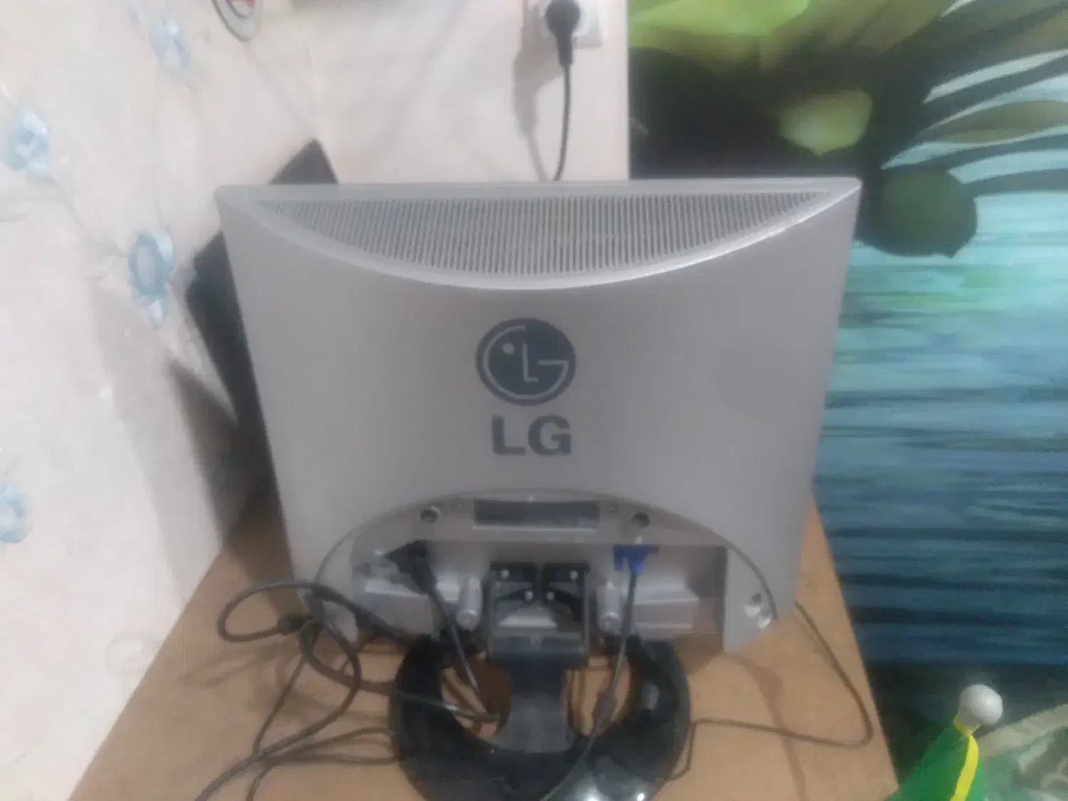 کیس و مانیتور|رایانه رومیزی|میانه, |دیوار