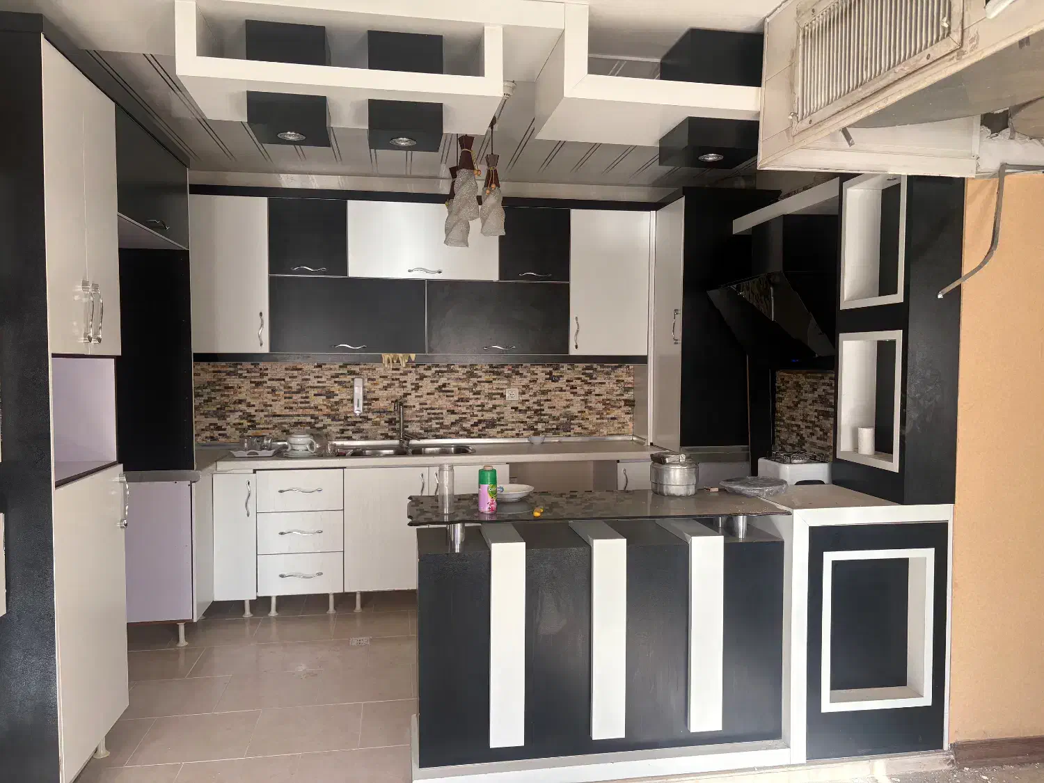 کابینت و میز تی وی|بوفه، ویترین، کنسول|کاشان, باغ فین|دیوار