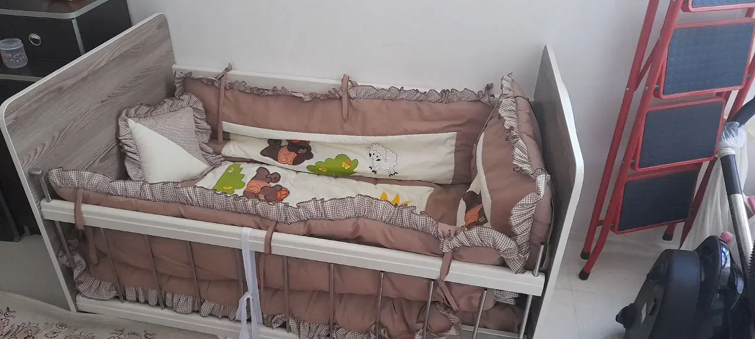 تخت کودک|تخت و صندلی بچه|هشتگرد, هشتگرد قدیم|دیوار