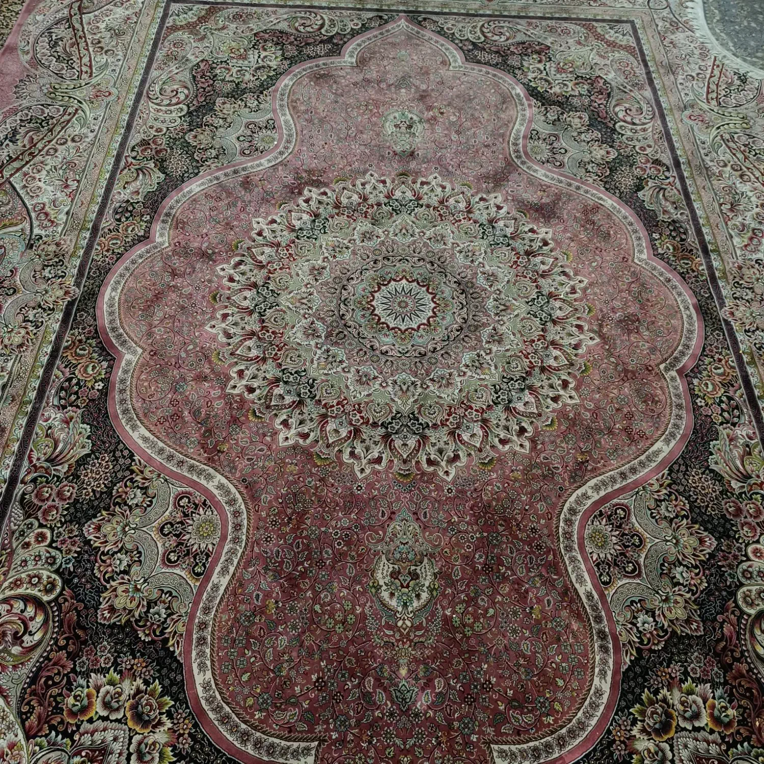 فرش ماشینی رنگ صورتی اناری 3600 شانه و 1200تراکم|فرش|تهران, طیب|دیوار