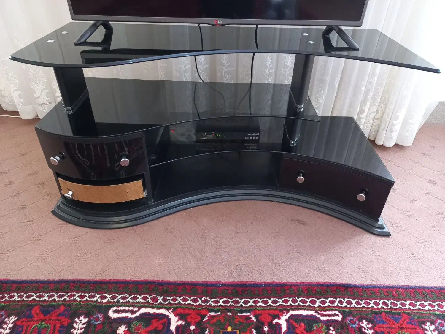 میز|میز تلویزیون|عجب شیر, |دیوار