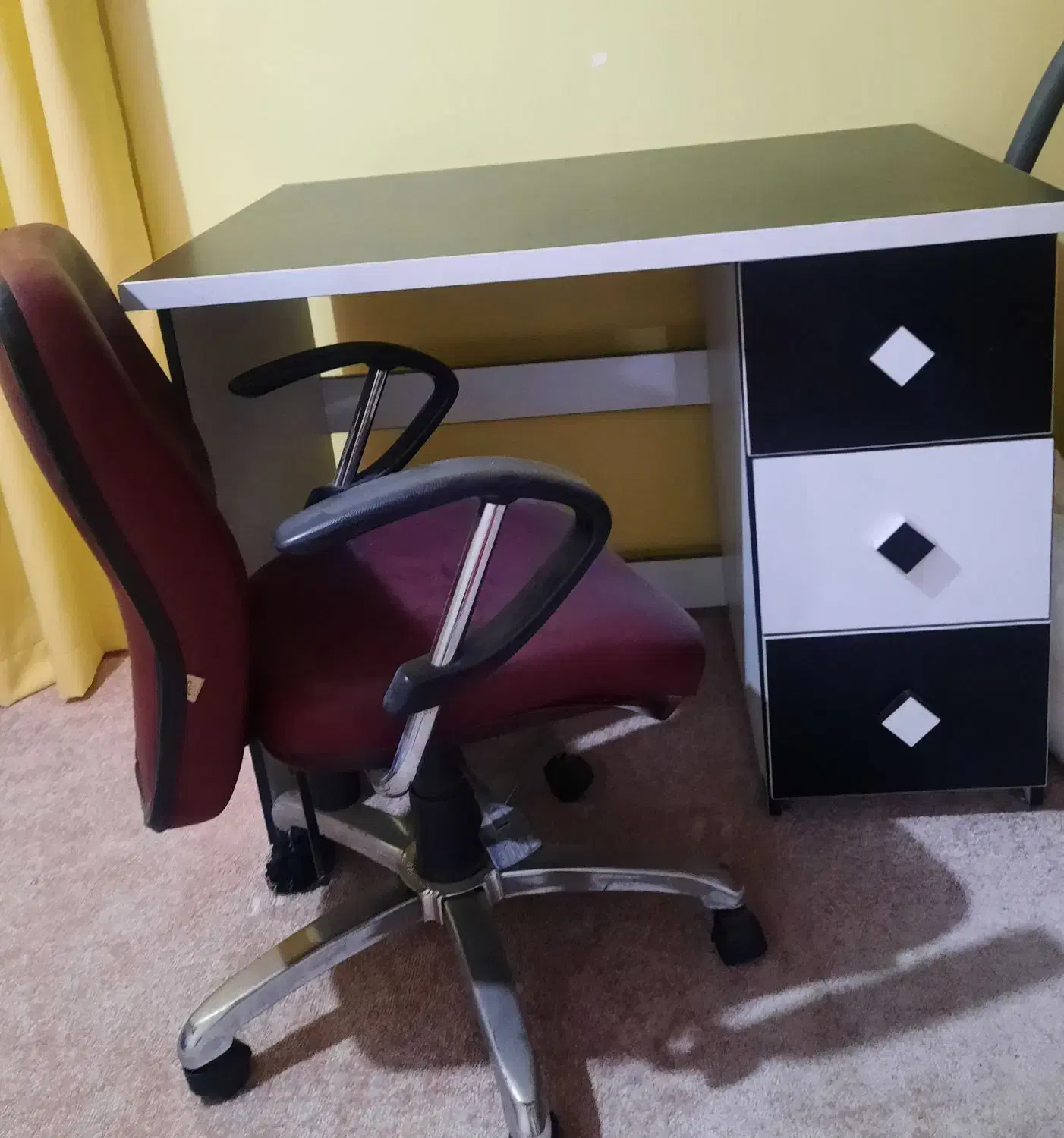 میز تحریر وصندلی گردان|میز تحریر و کامپیوتر|هشتگرد, فاز ۳ مهستان|دیوار