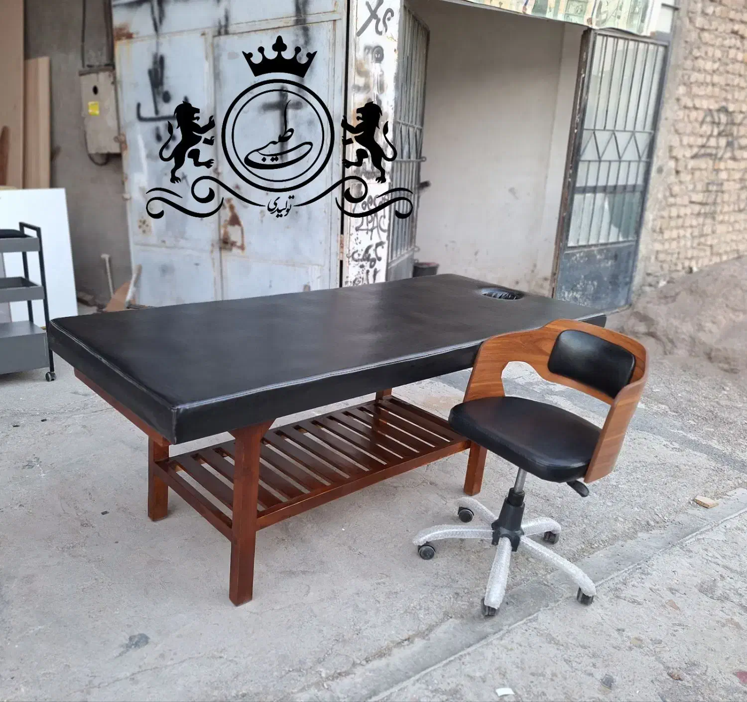 تخت ارایشگاهی پایه چوبی طراحی متفاوت|آرایشگاه و سالن‌های زیبایی|مشهد, نوید|دیوار