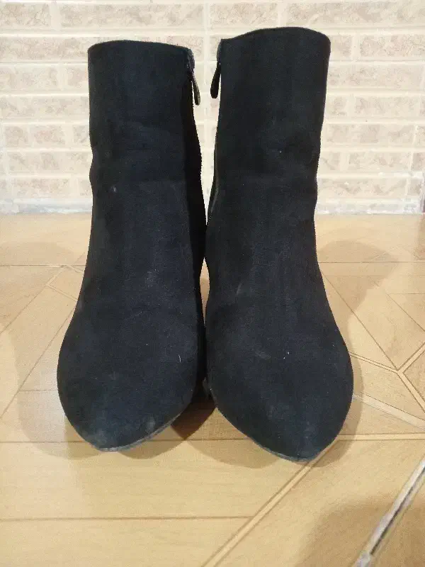 یک پوتین|کیف، کفش، کمربند|الوند, |دیوار