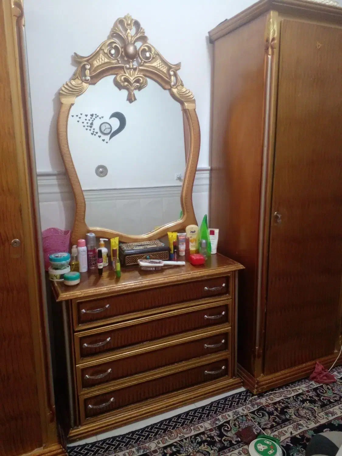 دوعدد کمد چوب گردو ومیز آریش به فورش میرسد|جاکفشی، کمد، دراور|قم, شهرک مهدیه (مدرس)|دیوار