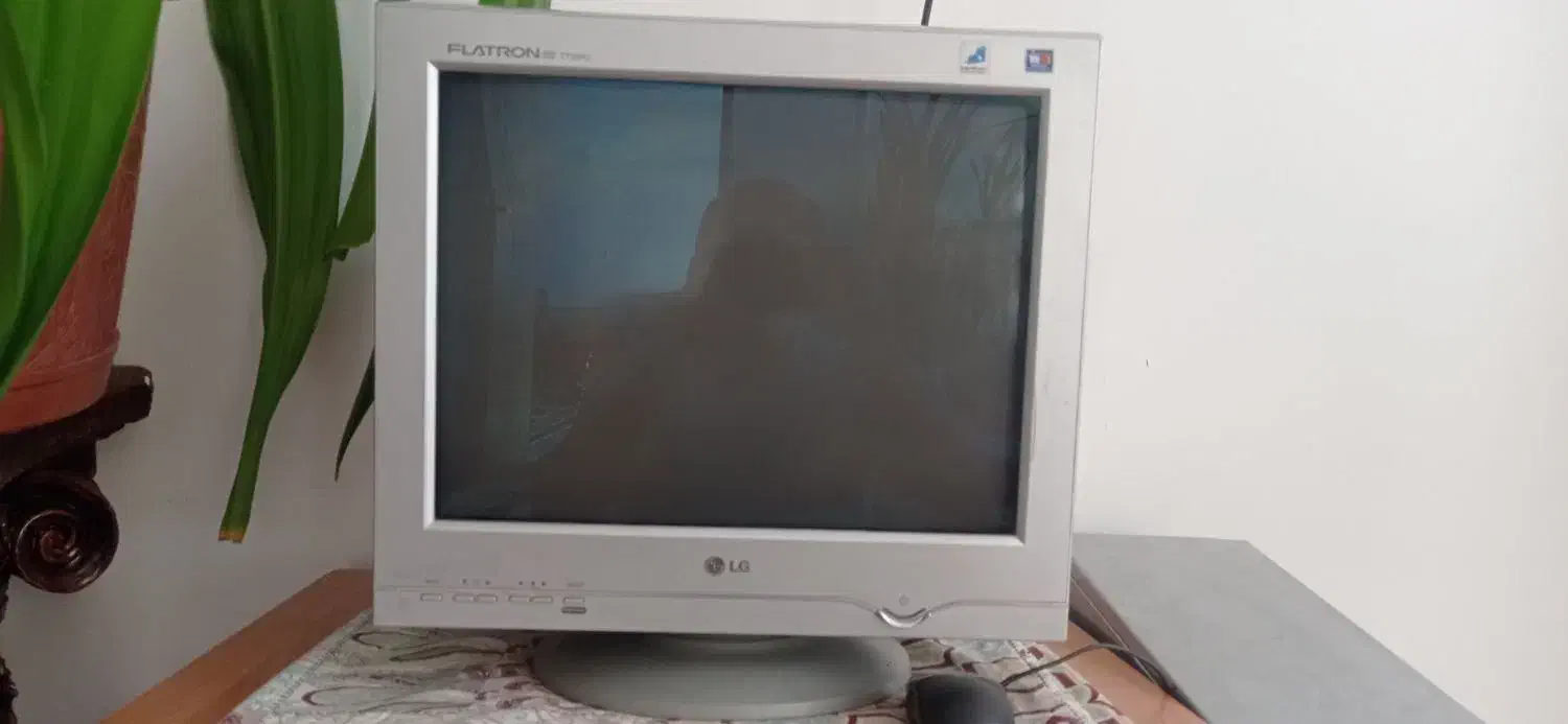 مانیتور ال جی ۱۷|قطعات و لوازم جانبی رایانه|سمیرم, |دیوار