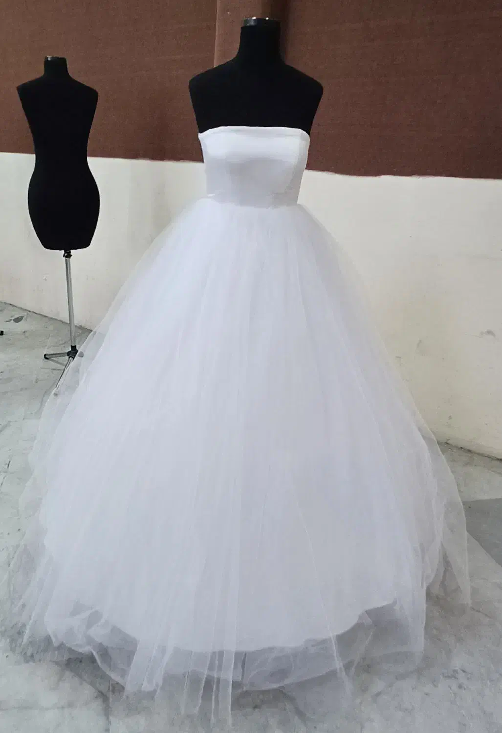 لباس عروس|لباس|مشهد, مقدم|دیوار