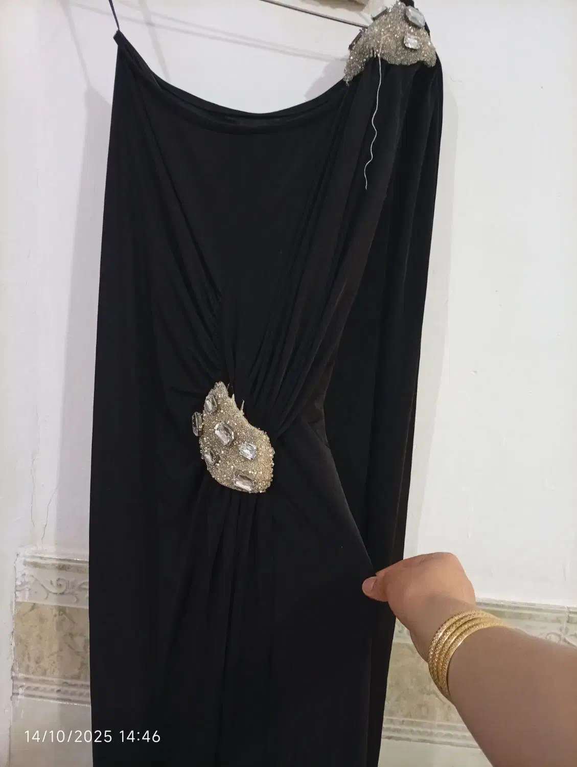 لباس مجلسی زنانه|لباس|رباط‌کریم, رباط‌کریم|دیوار