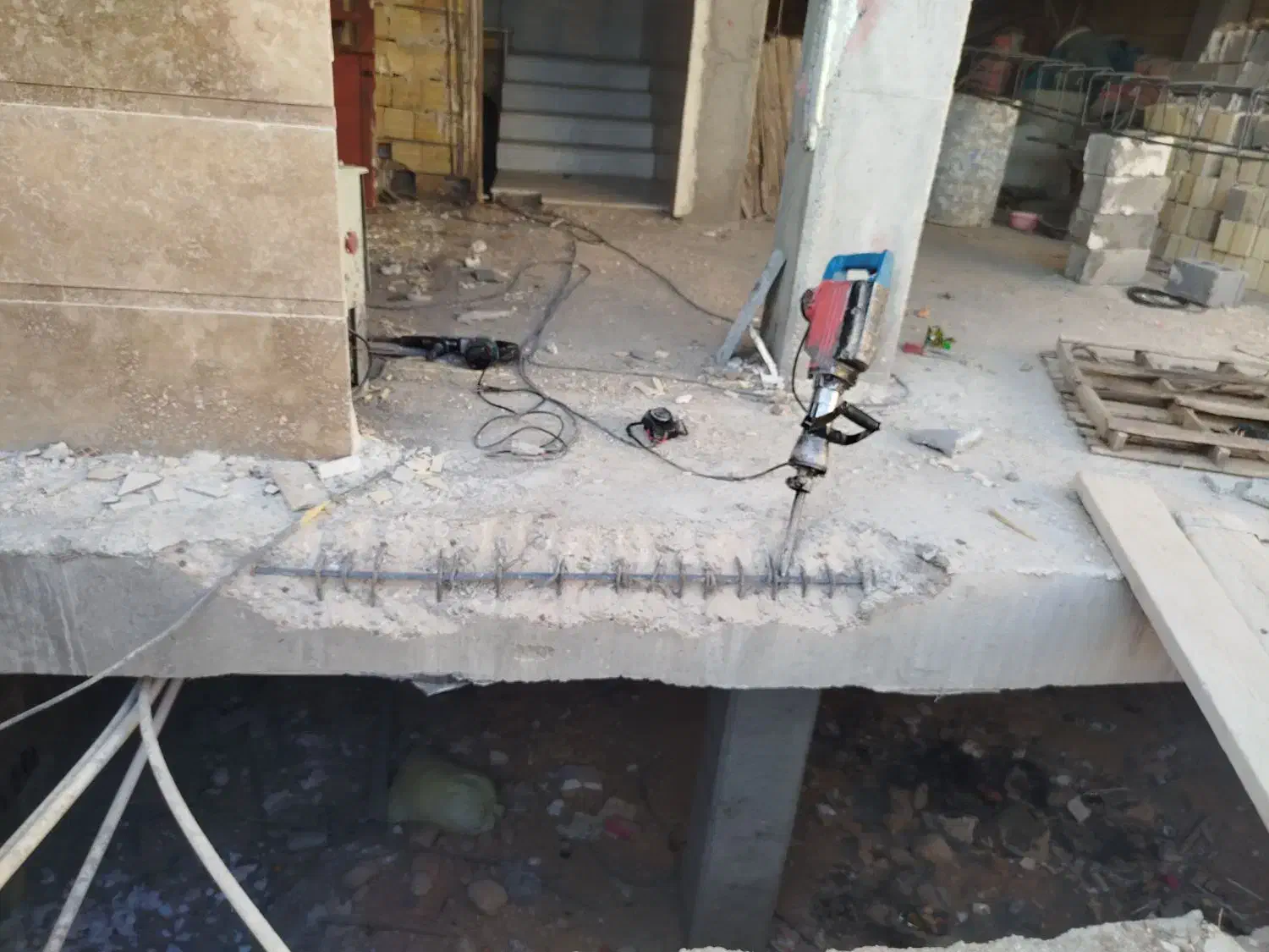 پیکور و دریل تخریب|خدمات پیشه و مهارت|صدرا-فارس, فاز ۱|دیوار