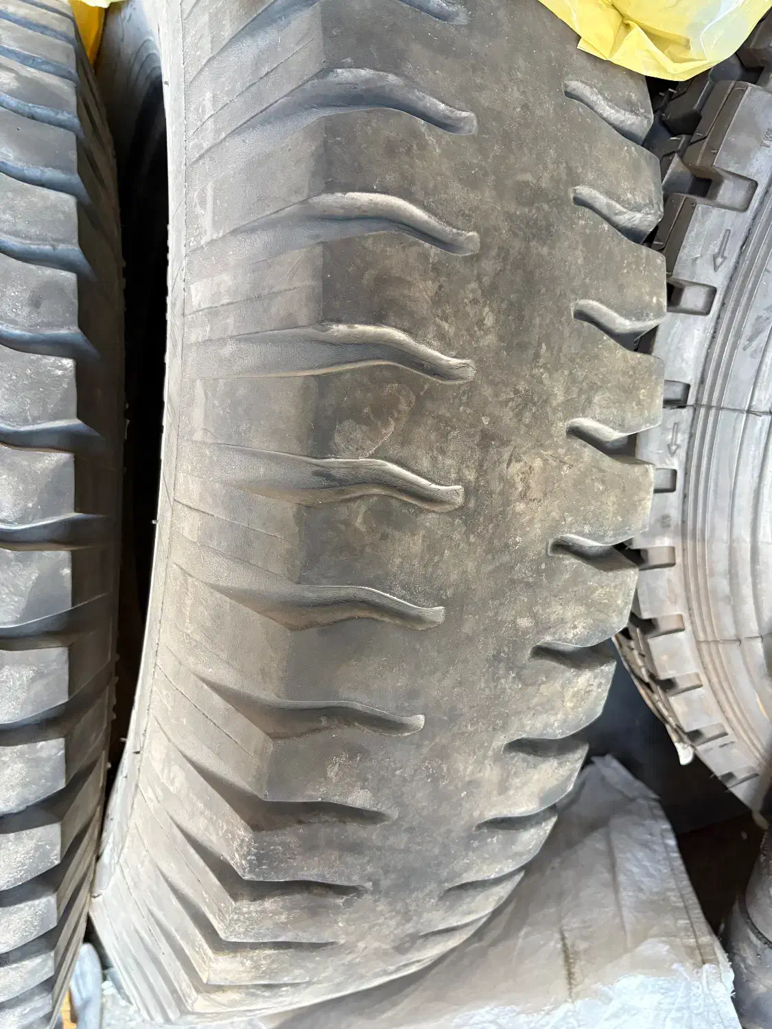 یک جفت لاستیک پیروزی ۱۲/۲۴|قطعات یدکی و لوازم جانبی|ساوه, |دیوار