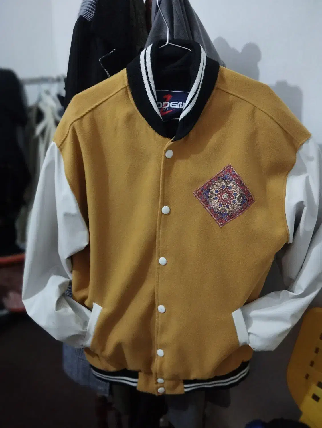 کاپشن|لباس|فیرورق, |دیوار