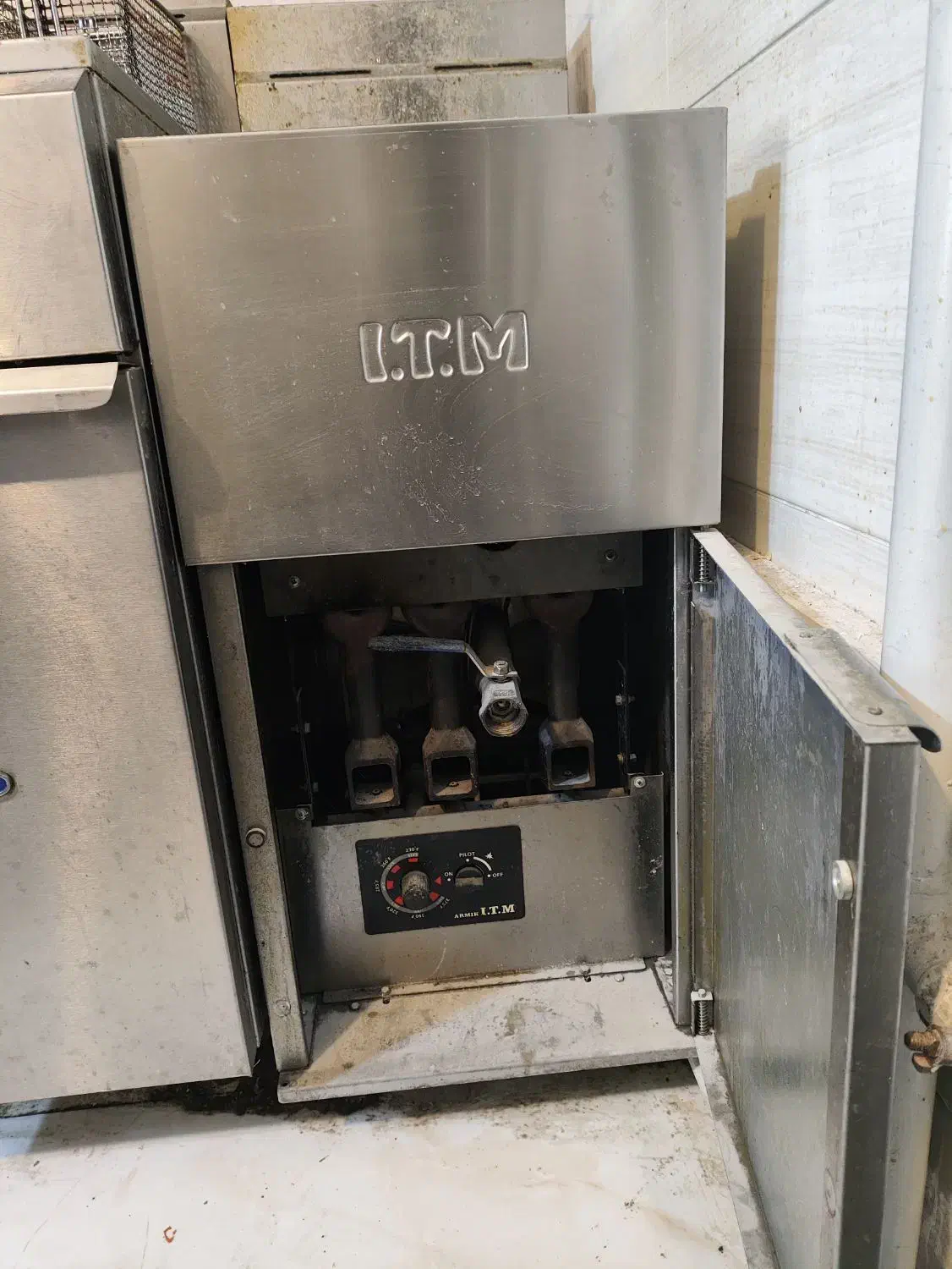 سرخ کن آی تی ام|کافیشاپ و رستوران|شاهینشهر, حافظ جنوبی|دیوار