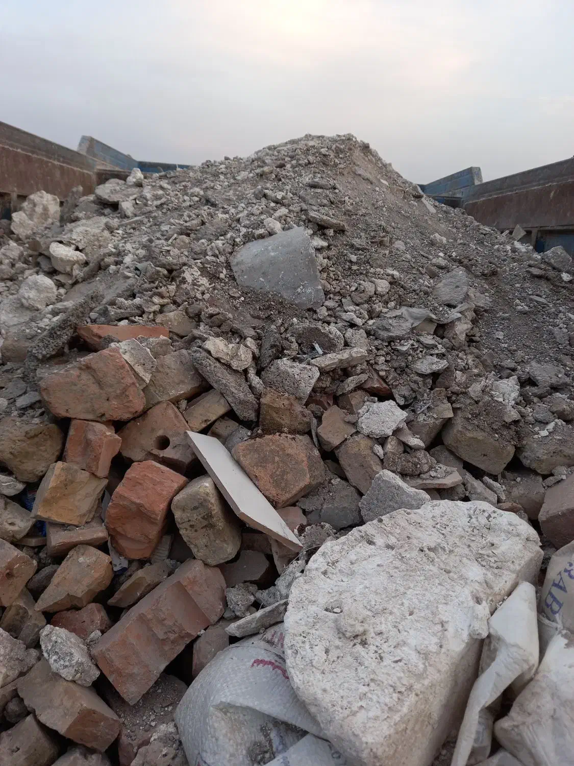 حمل نخاله با کارگر چال ماسه خاک با نیسان کمپرسی|خدمات حمل و نقل|نیشابور, شهرآرا|دیوار