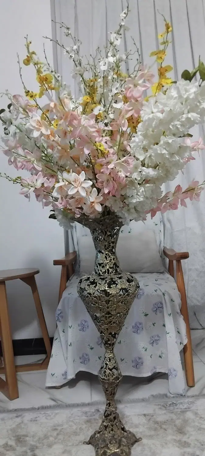 گلدون. برنجی و گل مصنوعی|گل مصنوعی|تهران, عباسی|دیوار