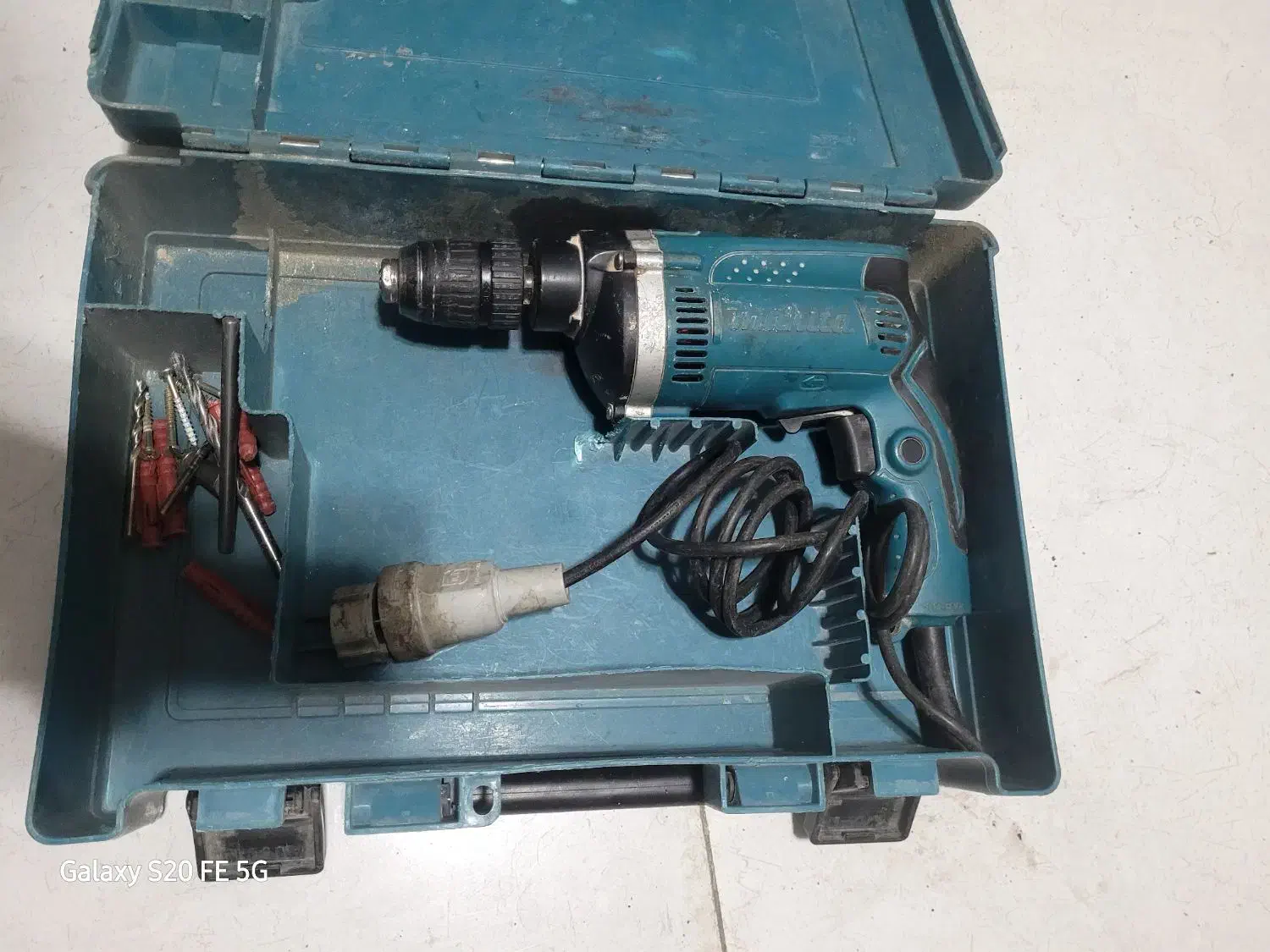 دوعدد دریل ما کیتا و چکشی|ابزارآلات|صحنه, |دیوار