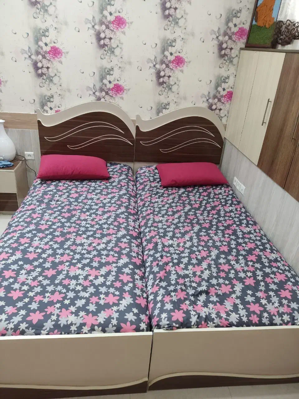 دو تخت به همراه پاتختی|تخت و سرویس خواب|کاشمر, |دیوار