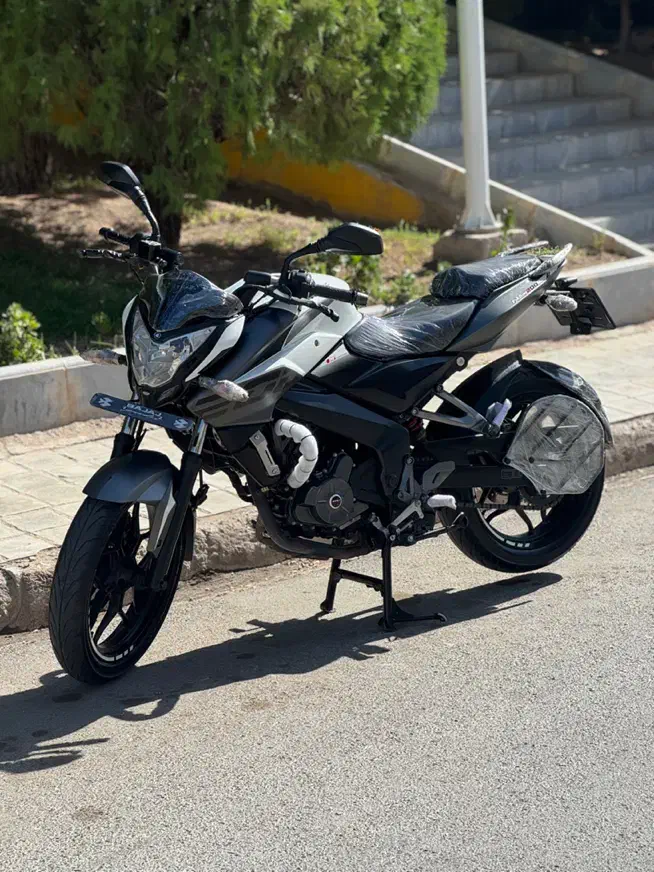 Ns 200 ان اس مدل ۱۴۰۰|موتورسیکلت|قم, بنیاد|دیوار