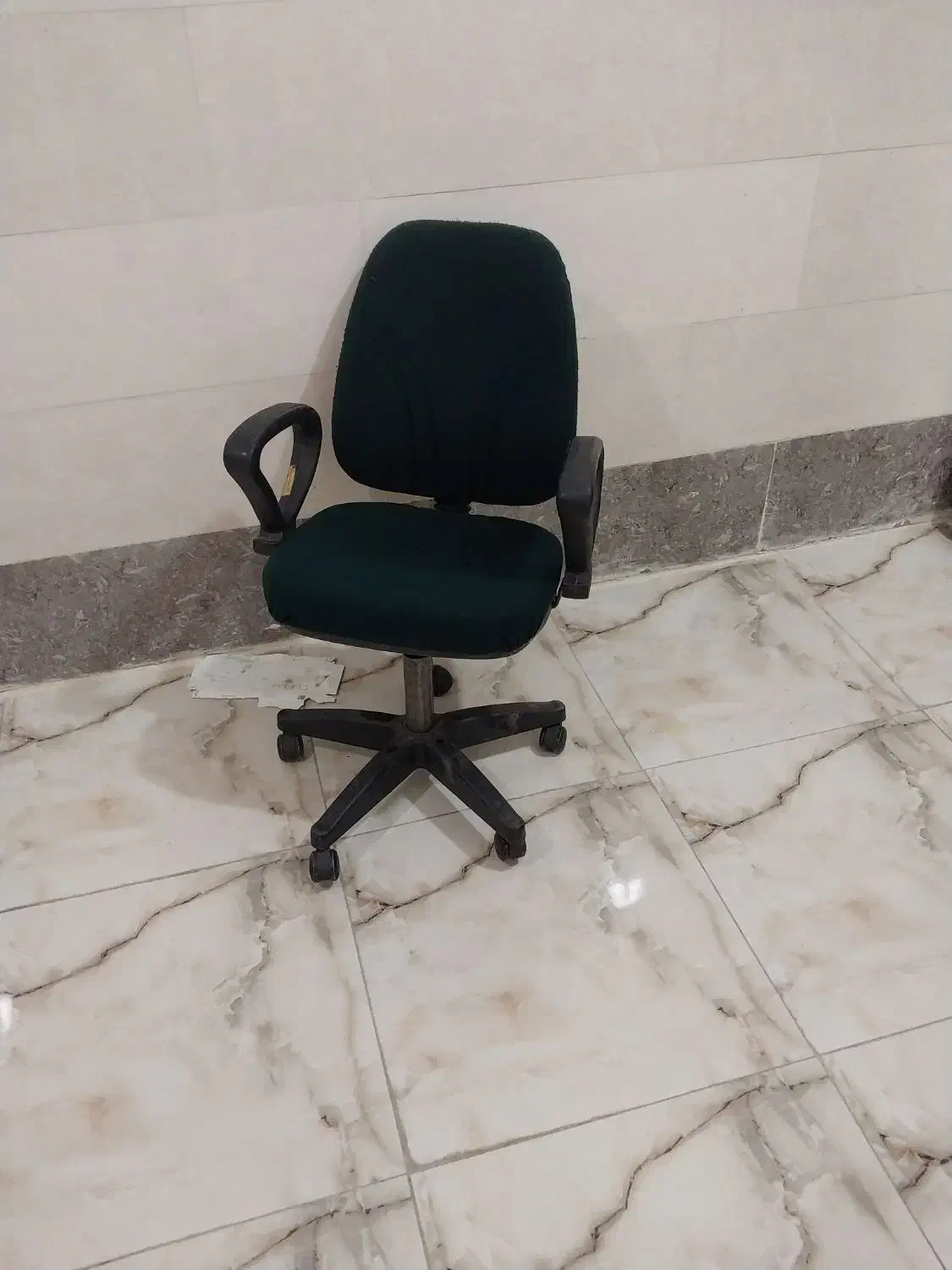 یه صندلی سالم|صندلی و نیمکت|زنجان, |دیوار