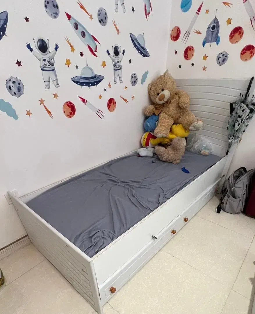 تخت و کمد بچگانه کاملا سالم و تمیز|تخت و صندلی بچه|رودسر, |دیوار