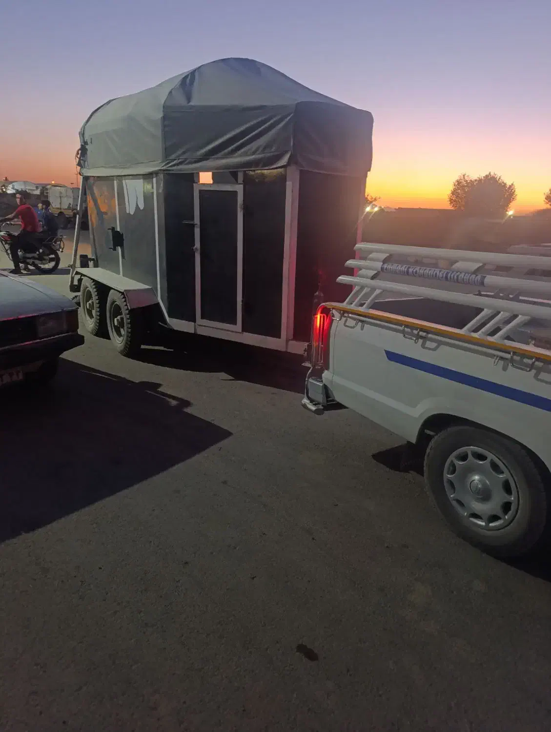 اسبکش دو اسب آماده به کار|اسب و تجهیزات اسبسواری|برخوار, |دیوار