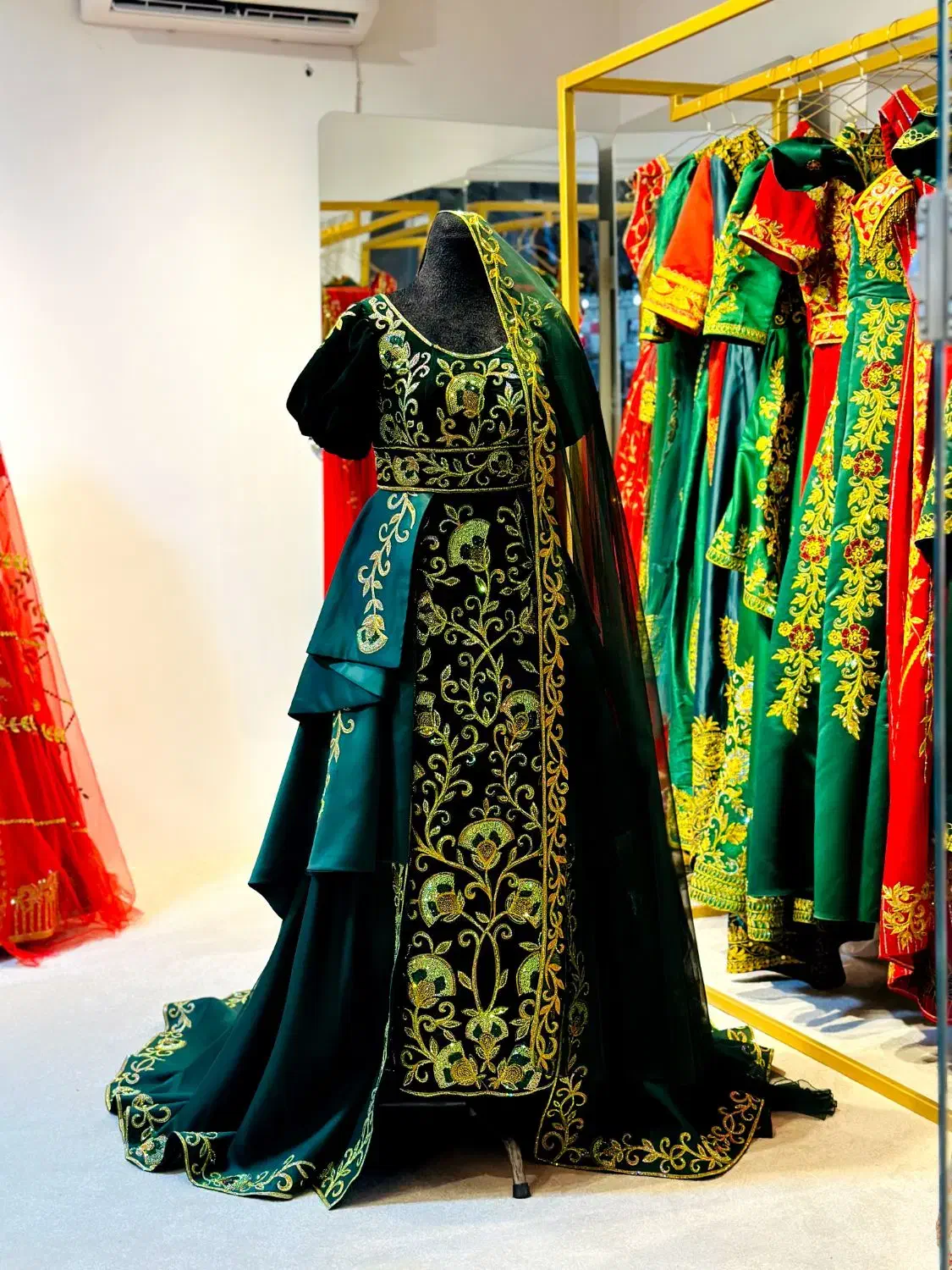 نیازمند خیاط لباس عروس|استخدام هنری و رسانه|پردیس, فاز ۶|دیوار